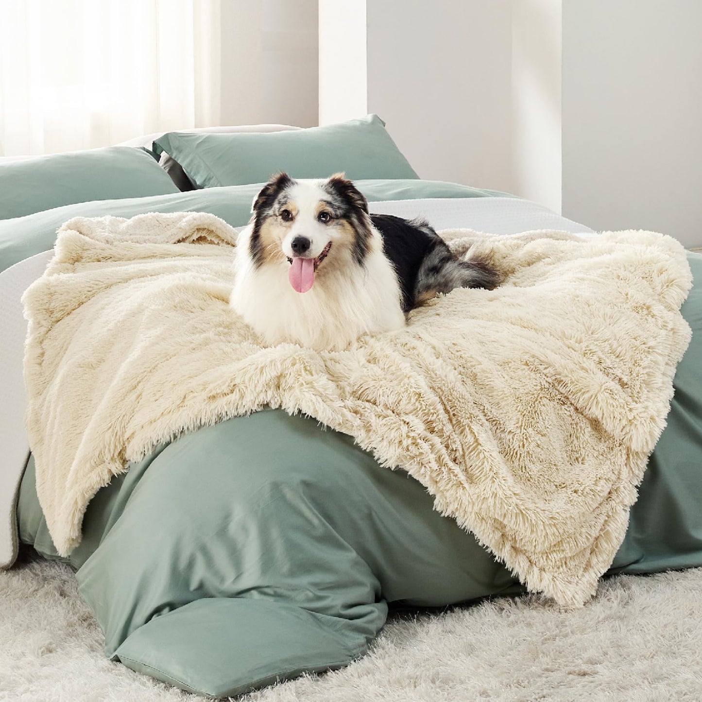 Calming Waterproof Pet Blanket with Faux Fur Cover